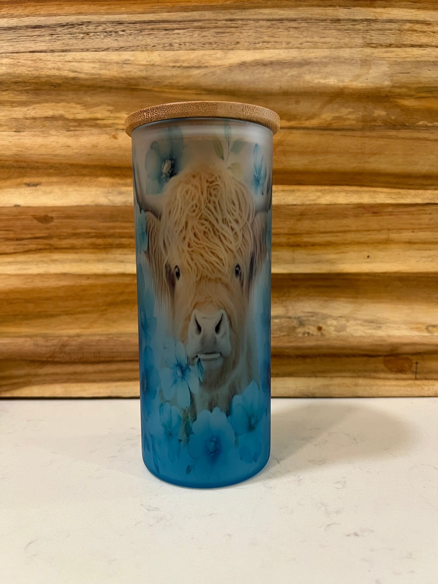 Blue flowery Background Highland Cow 18oz glass tumbler