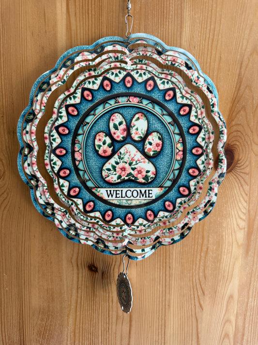 Welcome Paw Print Wind Spinner – 10” Metal Outdoor Pet Lovers Decoration